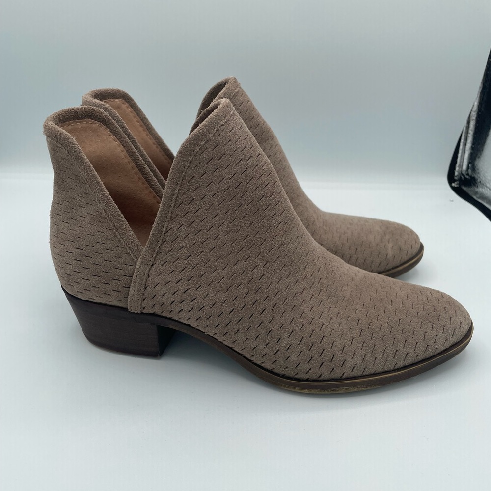 EUC Lucky Brand Women’s Suede Tan Baley Ankle Boots, Size 6 - Picture 1 of 8